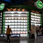 Productos de la marca alimentaria estadounidense Vima Foods se exhiben durante la Cuarta Feria Internacional de Alimentos, Bebida, Envases y Tecnología Alimentaria, en el recinto expositivo Pabexpo de La Habana. El gobierno de Cuba pretende estimular la inversión extranjera con nuevas normas establecidas este mes. Imagen: Jorge Luis Baños / IPS