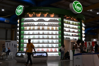 Productos de la marca alimentaria estadounidense Vima Foods se exhiben durante la Cuarta Feria Internacional de Alimentos, Bebida, Envases y Tecnología Alimentaria, en el recinto expositivo Pabexpo de La Habana. El gobierno de Cuba pretende estimular la inversión extranjera con nuevas normas establecidas este mes. Imagen: Jorge Luis Baños / IPS