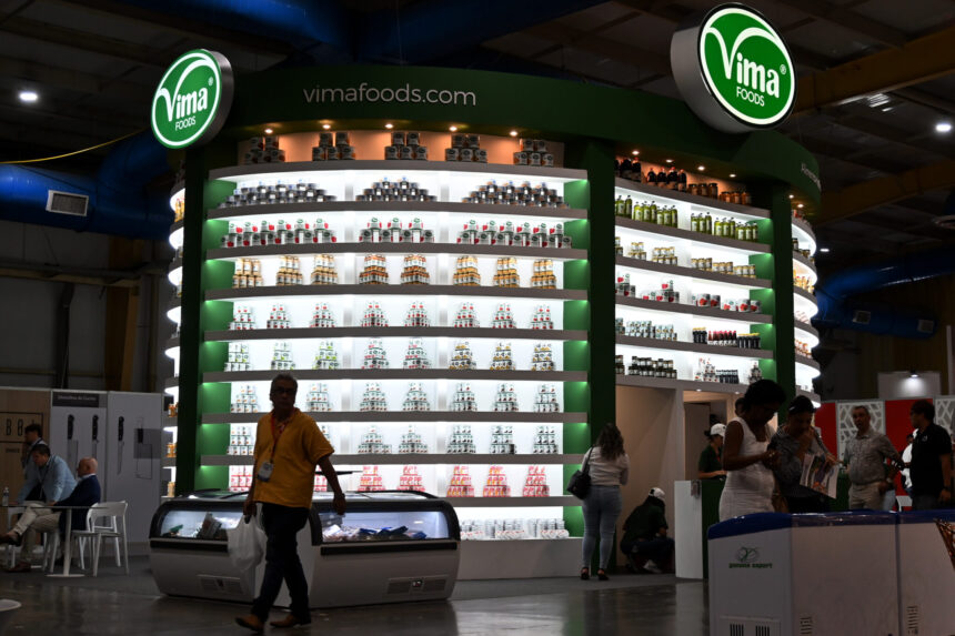 Productos de la marca alimentaria estadounidense Vima Foods se exhiben durante la Cuarta Feria Internacional de Alimentos, Bebida, Envases y Tecnología Alimentaria, en el recinto expositivo Pabexpo de La Habana. El gobierno de Cuba pretende estimular la inversión extranjera con nuevas normas establecidas este mes. Imagen: Jorge Luis Baños / IPS