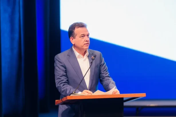El ministro de Relaciones Exteriores, Víctor -Ito- Bisonó.