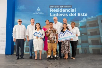 El presidente Luis Abinader entregs apartamentos correspondientes a la segunda etapa del residencial Laderas del Este.