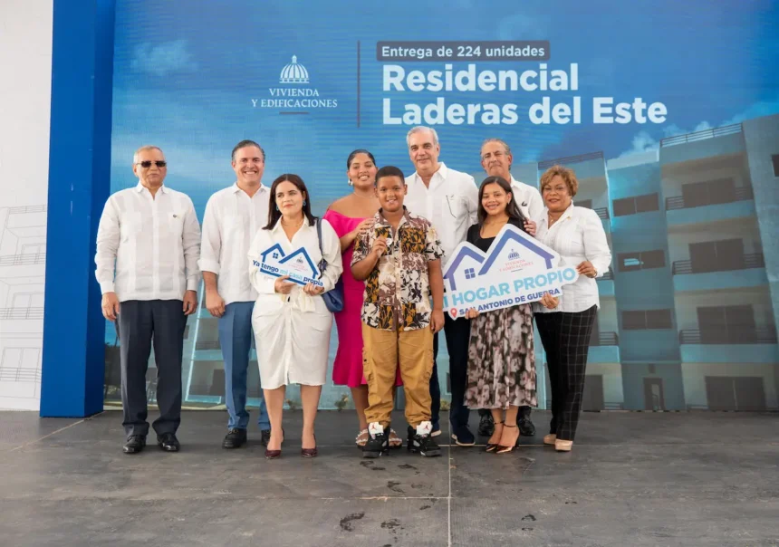 El presidente Luis Abinader entregs apartamentos correspondientes a la segunda etapa del residencial Laderas del Este.