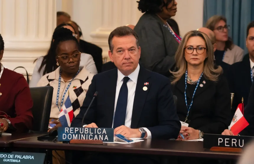 El ministro de Relaciones Exteriores, Víctor -Ito- Bisonó.