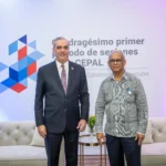 El presidente Luis Abinader con el secretario general de la Organización de los Estados Americanos (OEA), Albert Ramdin.