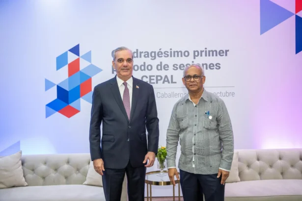 El presidente Luis Abinader con el secretario general de la Organización de los Estados Americanos (OEA), Albert Ramdin.