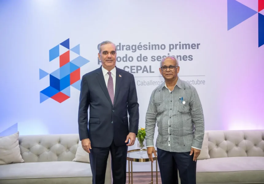 El presidente Luis Abinader con el secretario general de la Organización de los Estados Americanos (OEA), Albert Ramdin.