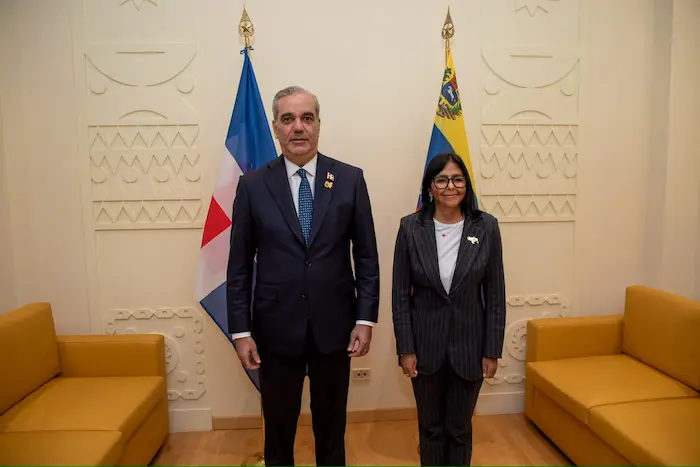 El presidente de la República Dominicana, Luis Abinader y la presidenta interina de Venezuela, Delcy Rodríguez.